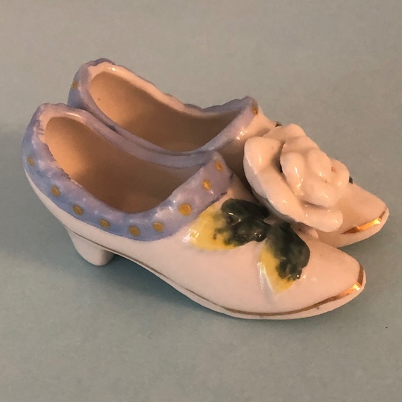 Japan One-Piece Pair of White Ceramic Shoes with Flower and Leaves - Picture 2 of 3